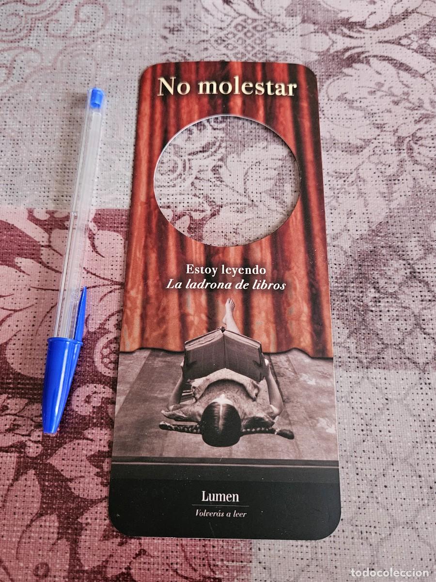 Otros art&iacute;culos de coleccionismo en papel: Colgador De Puerta NO MOLESTAR &rdquo; Estoy Leyendo LA LADRONA DE LIBROS&rdquo;.
