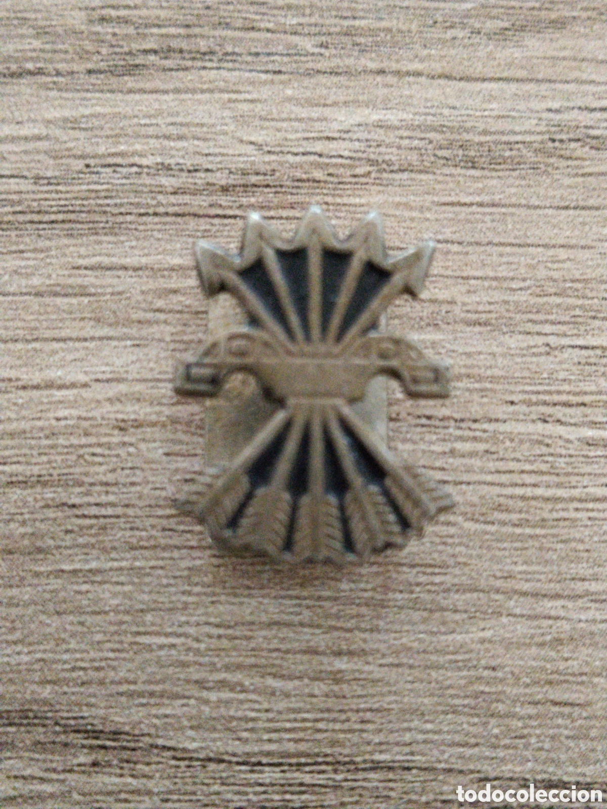 Otros art&iacute;culos de coleccionismo en papel: Insignia Falange post guerra civil.falangista.requete.patriotico.franco.franquista.nacional.militar