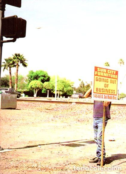 Collectionnisme Papier divers: LAMINA V55481: William Eggleston, hombre con cartel en desiertos de California
