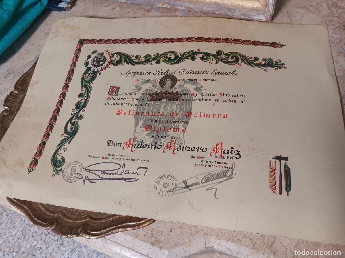 Otros art&iacute;culos de coleccionismo en papel: diploma profesional de Delineante de Primera emitido en Espa&ntilde;a en 1975 a favor de Don Antonio Romero