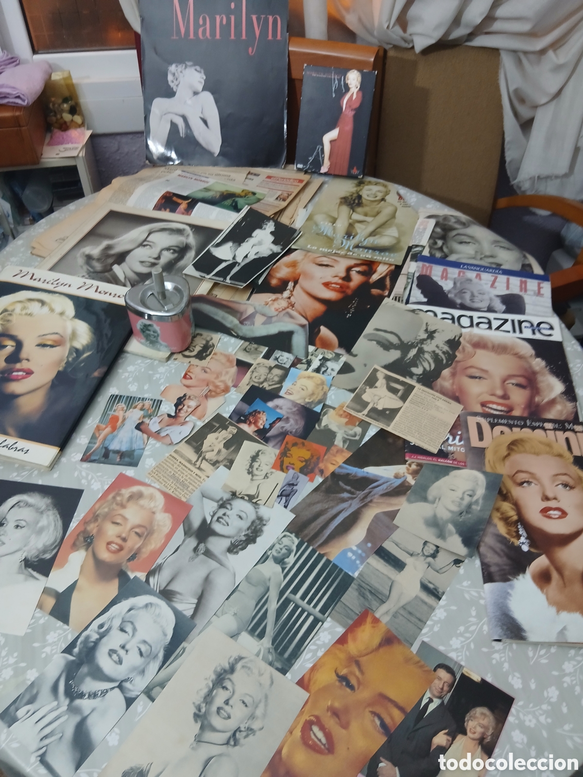 Otros art&iacute;culos de coleccionismo en papel: Lote de Marilyn Monroe. 4 Revistas, 2 libros, 56 recortes, entrevistas, DVD, calendario