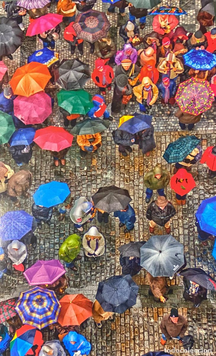 Otros art&iacute;culos de coleccionismo en papel: Fotograf&iacute;a art&iacute;stica. Vista a&eacute;rea de personas bajo la lluvia. Tama&ntilde;o folio, enmarcable. Nueva.