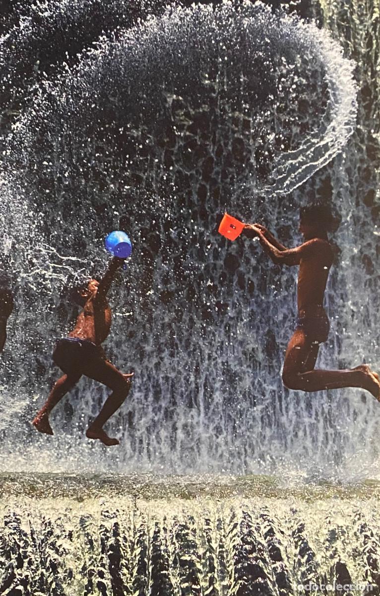 Otros art&iacute;culos de coleccionismo en papel: Fotograf&iacute;a art&iacute;stica. Ni&ntilde;os jugando con agua. Tama&ntilde;o folio, enmarcable. Nueva.