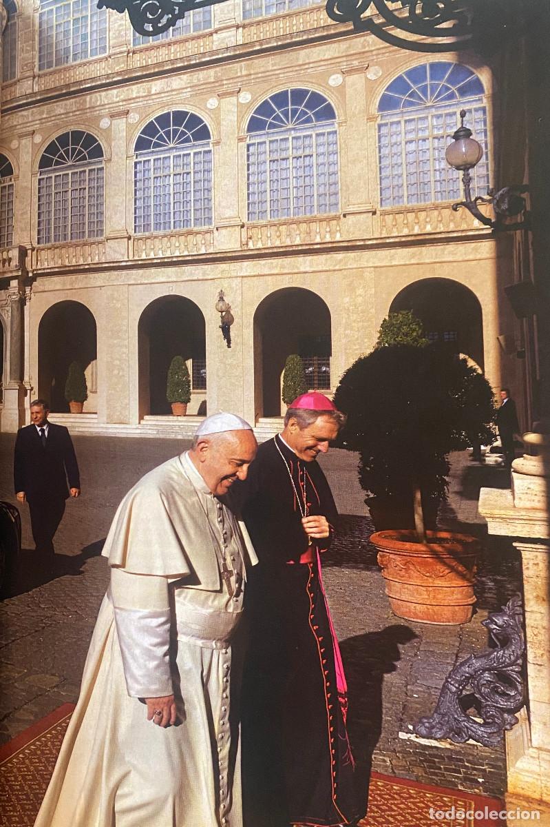 Otros art&iacute;culos de coleccionismo en papel: Fotograf&iacute;a art&iacute;stica, Papa Francisco y prefecto Georg G&auml;nswein. Tama&ntilde;o folio, enmarcable. Nueva.