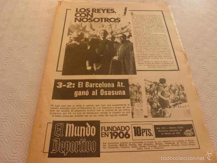 Sports collectibles: MUNDO DEPORTIVO(18-2-76)CRUYFF(BAR&Ccedil;A)HECTOR NU&Ntilde;EZ(VALLADOLID)SOLSONA Y CASZELY(ESPA&Ntilde;OL)
