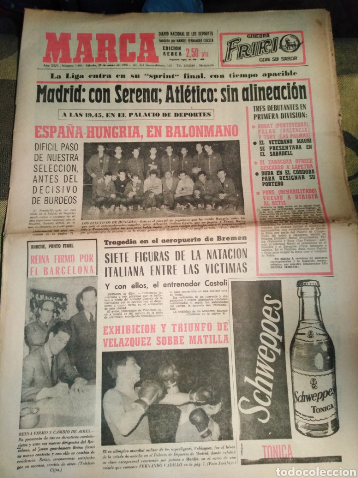 Sports collectibles: MARCA-29/1/66,FICHAJE DE REINA POR EL BARCELONA,REPORTAGE TRASERO SELECCION ALEMANIA