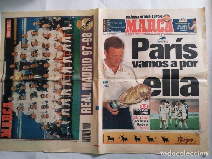 Coleccionismo deportivo: P&oacute;ster Real Madrid 97-98 Marca - Foto 2