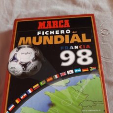 Coleccionismo deportivo: FICHERO MUNDIAL FÚTBOL 98 + HISTORIA MUNDIAL MARCA 5O FICHAS. Lote 346603228