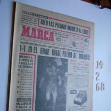 Coleccionismo deportivo: PERIODICO MARCA 19 FEBRERO 1968 SOLO LAS PALMAS INQUIETA AL LIDER
