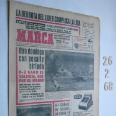 Coleccionismo deportivo: PERIODICO MARCA 26 DE FEBRERO DEL 1968 LA DERROTA DEL LIDER COMPLICA LA LIGA