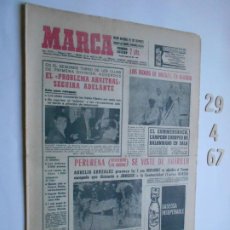Coleccionismo deportivo: PERIODICO MARCA 29 DE ABRIL DE 1967 PERURENA SE VISTE DE AMARILLO