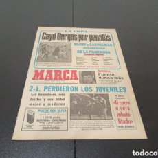Coleccionismo deportivo: MARCA 03/02/1977 COPA CAYÓ EL BURGOS POR PENALTIS RAMÓN MENDOZA