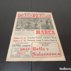 Coleccionismo deportivo: MARCA 06/06/1977 CÁDIZ Y RAYO ASCIENDEN A PRIMERA