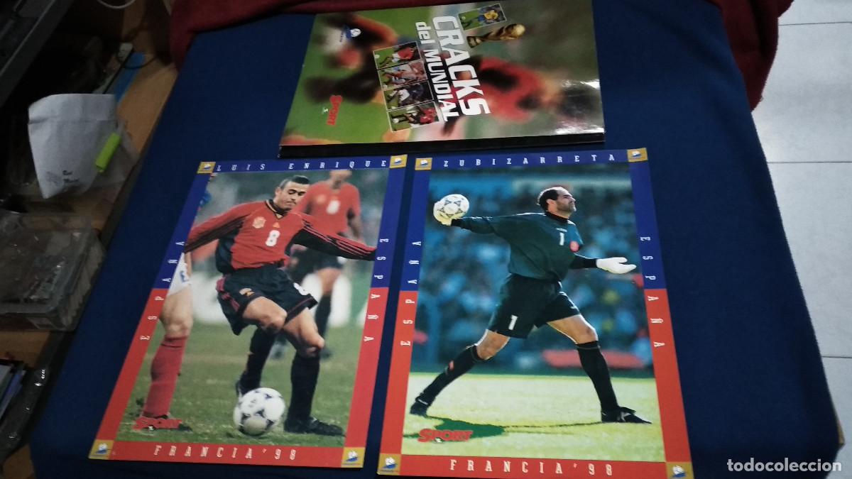 Coleccionismo deportivo: CARPETA + 2 L&Aacute;MINAS FICHAS CRACKS DEL MUNDIAL FRANCIA 98, WORLD CUP FRANCE 1998 DIARIO SPORT