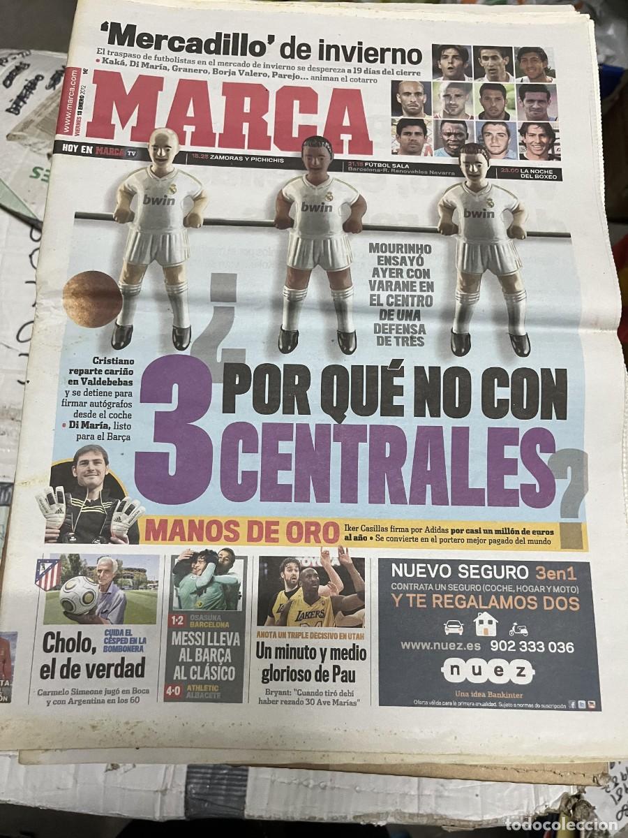 Coleccionismo deportivo: MARCA (13-1-2012) MERCADO DE INVIERNO REAL MADRID IKER CASILLAS PAU GASOL OSASUNA 1-2 BARCELONA