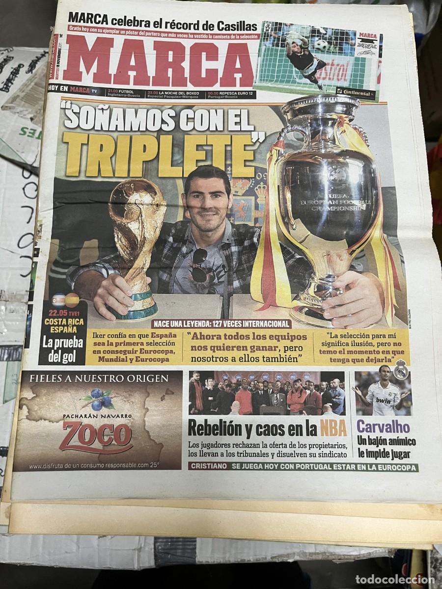 Coleccionismo deportivo: MARCA (15-11-2011) POSTER RECORD IKER CASILLAS SELECCION ESPA&Ntilde;OLA ESPA&Ntilde;A NBA BALONCESTO
