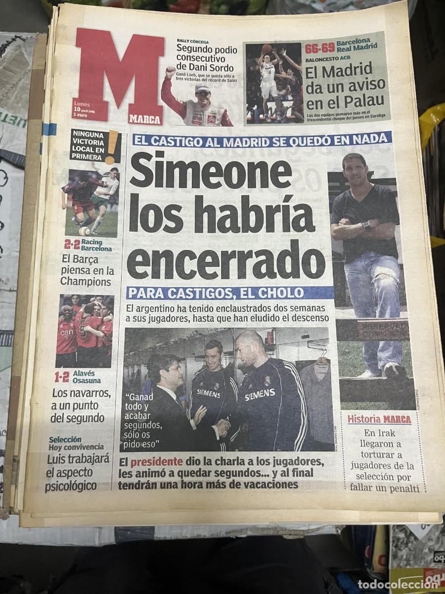 Coleccionismo deportivo: MARCA (10-4-2006) DIEGO PABLO SIMEONE RACING 2-2 BARCELONA JORNADA LIGA ALAVES 1-2 OSASUNA