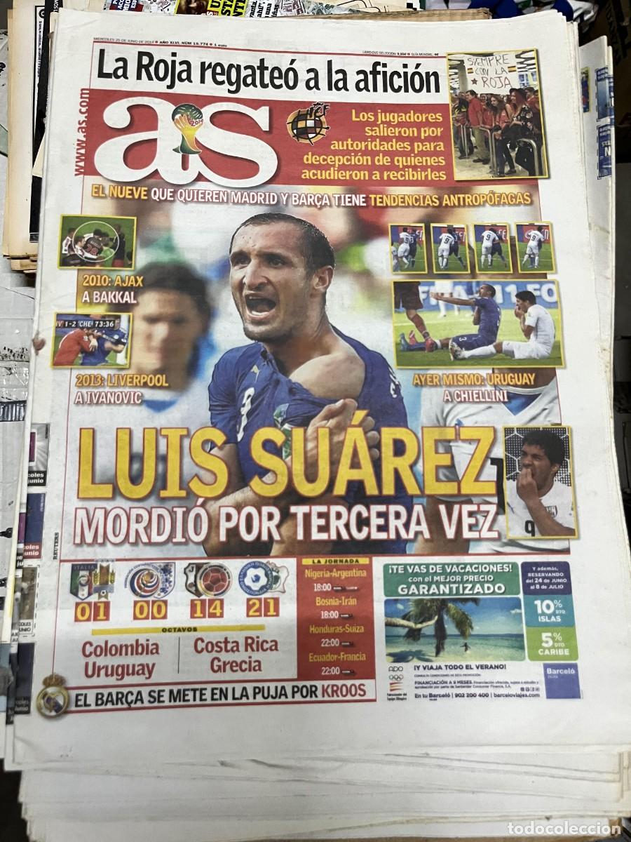 Coleccionismo deportivo: AS (25-6-2014) MUNDIAL BRASIL AJAX BAKKAL LIVERPOOL IVANOVIC URUGUAY CHIELLINI LUIS SUAREZ MORDISCO
