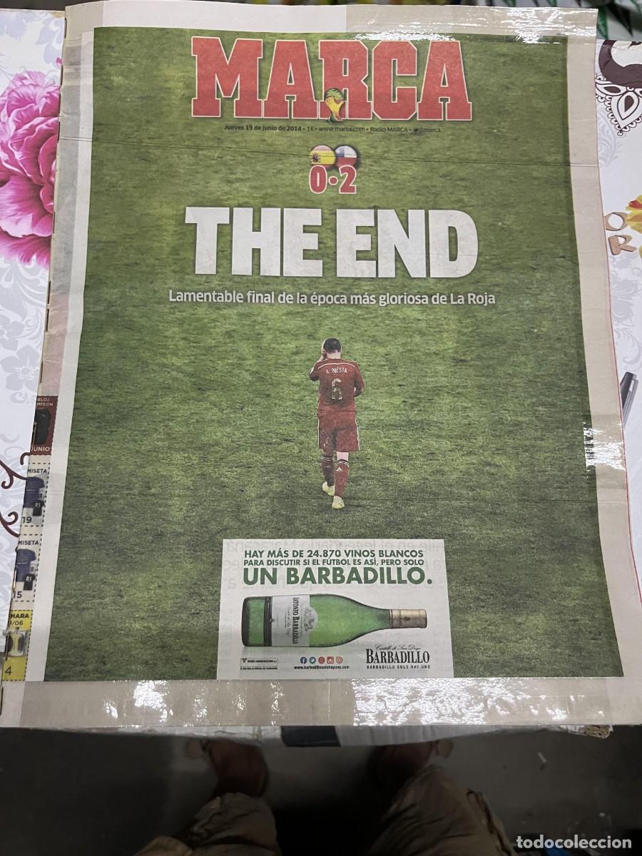 Coleccionismo deportivo: MARCA (19-6-2014) MUNDIAL BRASIL SELECCION ESPA&Ntilde;OLA ESPA&Ntilde;A 0-2 CHILE ANDRES INIESTA