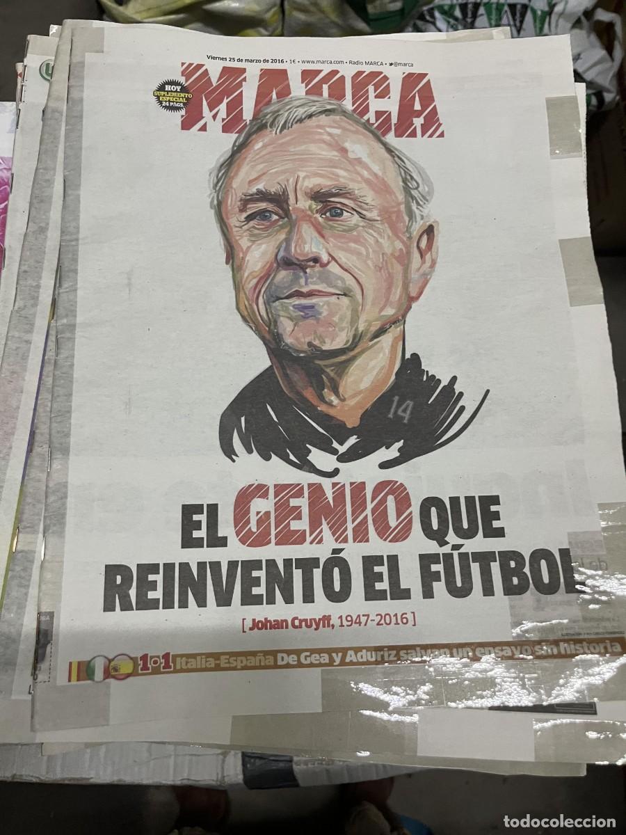 Coleccionismo deportivo: MARCA (25-3-2016) FALLECIMIENTO HOMENAJE A JOHAN CRUYFF BARCELONA ITALIA 1-1 ESPA&Ntilde;A