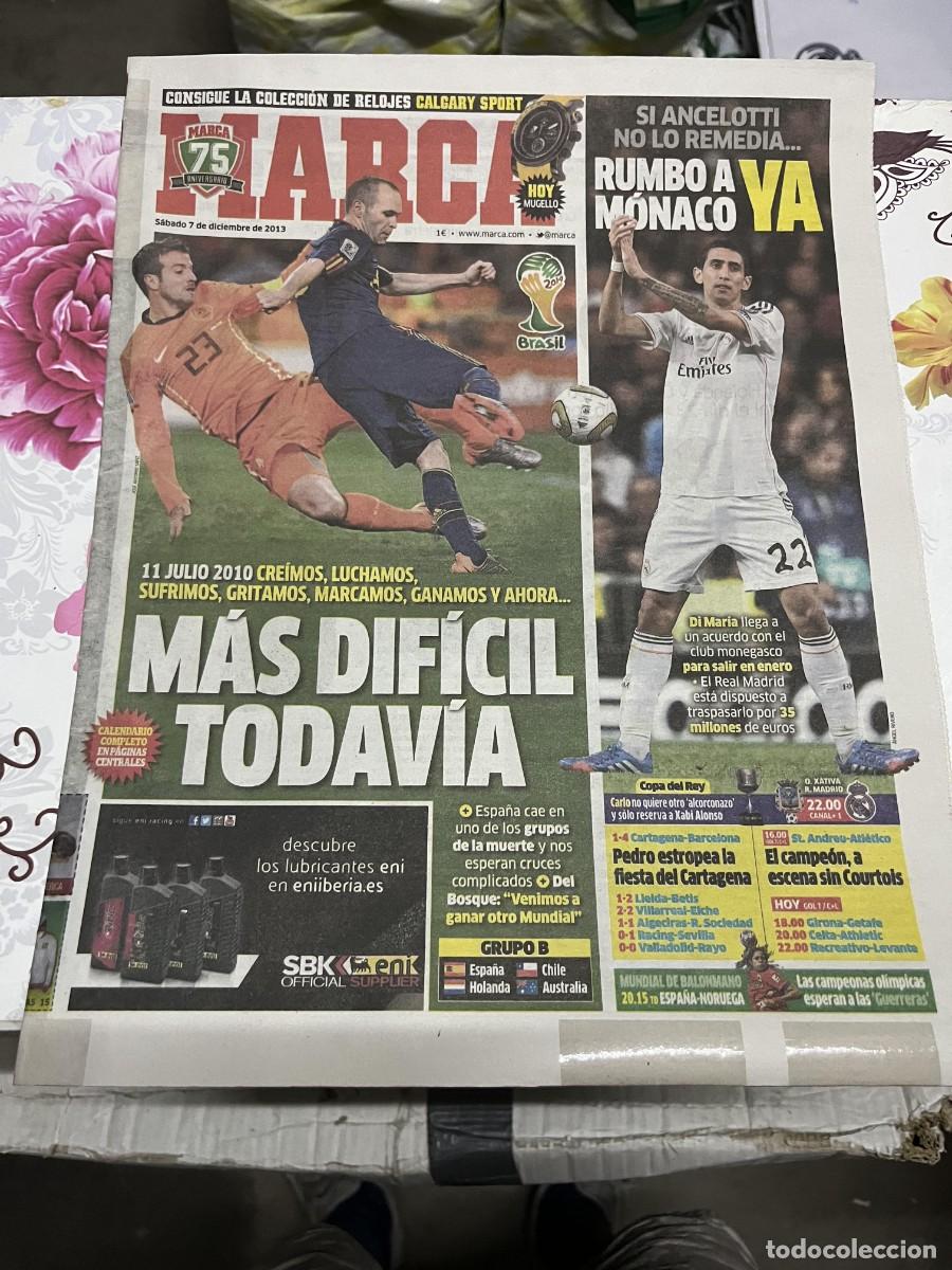 Coleccionismo deportivo: MARCA (7-12-2013) SORTEO MUNDIAL ANDRES INIESTA DI MARIA REAL MADRID MONACO ANCELOTTI