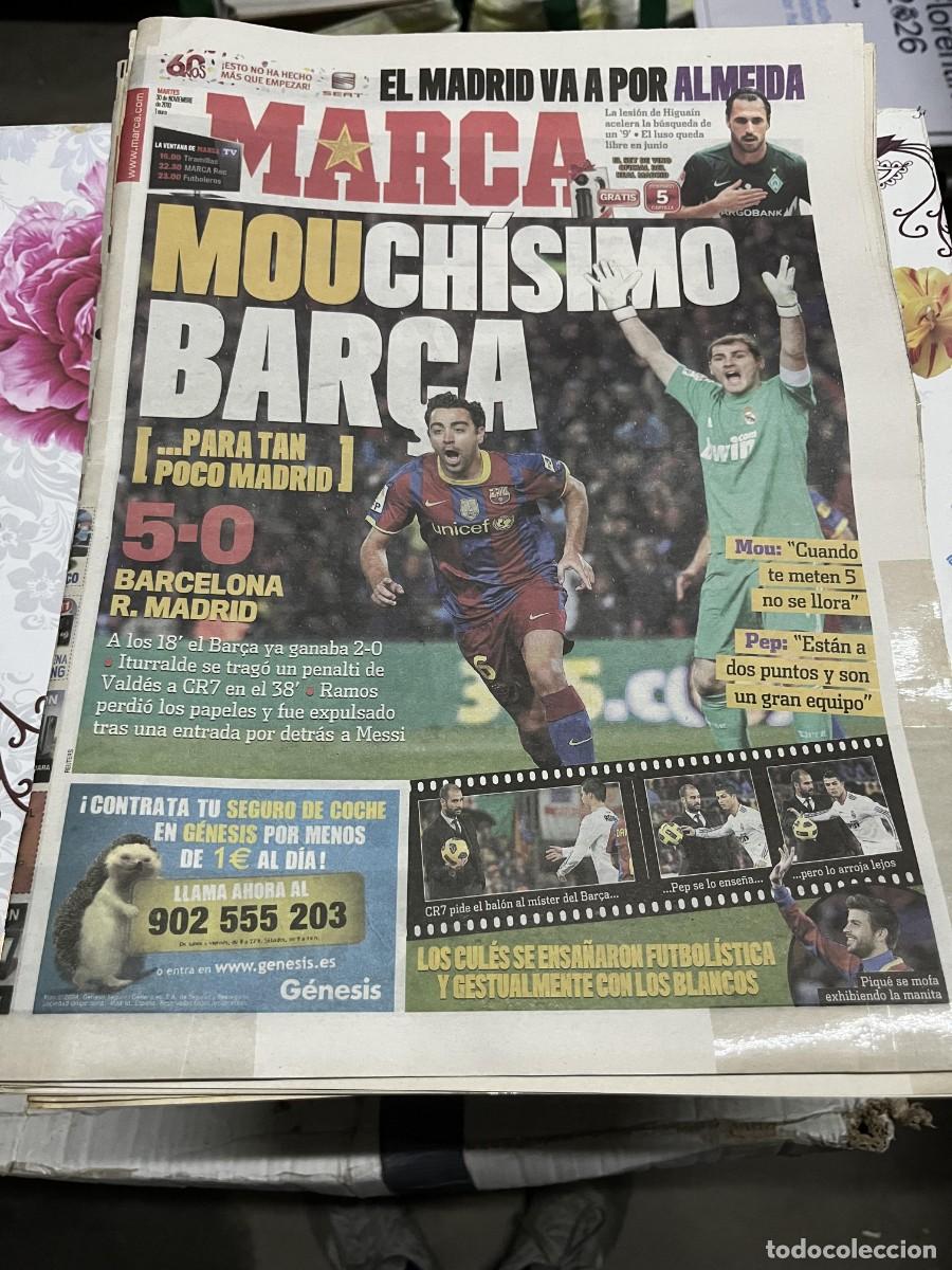 Coleccionismo deportivo: MARCA (30-11-2010) ANDRES INIESTA ALMEIDA EL CLASICO GOLEADA BARCELONA 5-0 REAL MADRID MANITA PIQUE