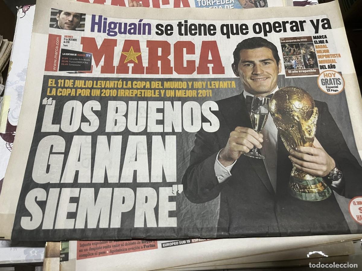 Coleccionismo deportivo: MARCA (31-12-2010) IKER CASILLAS CAMPEON DEL MUNDO ESPA&Ntilde;A HIGUAIN HERCULES DRENTHE