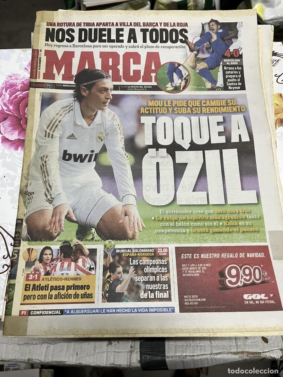 Coleccionismo deportivo: MARCA (16-12-2011) OZIL BARCELONA 4-0 AL-SADD UEFA EUROPA LEAGUE ATLETICO MADRID 3-1 RENNES