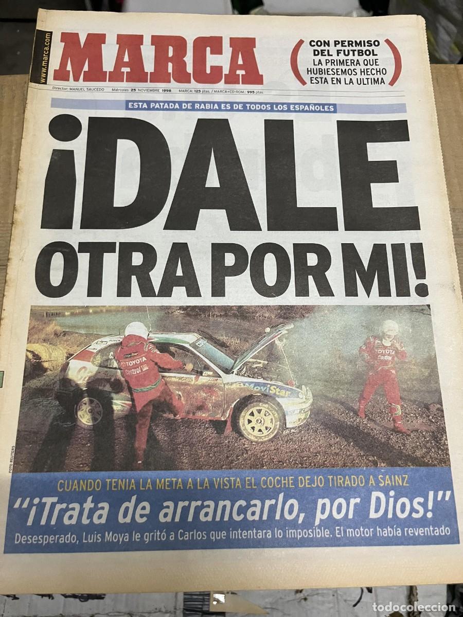 Coleccionismo deportivo: MARCA (25-11-1998) MUNDIAL RALLY AVERIA COCHE CARLOS SAINZ TRATA DE ARRANCARLO POR DIOS