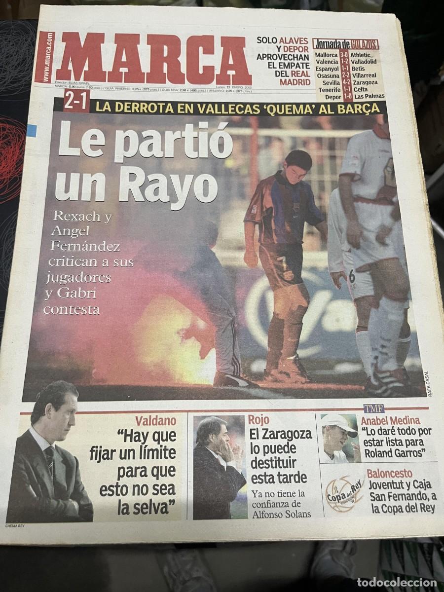 Coleccionismo deportivo: MARCA (21-1-2002) RAYO VALLECANO 2-1 BARCELONA JORNADA LIGA VALDANO ROJO ZARAGOZA ANABEL MEDINA