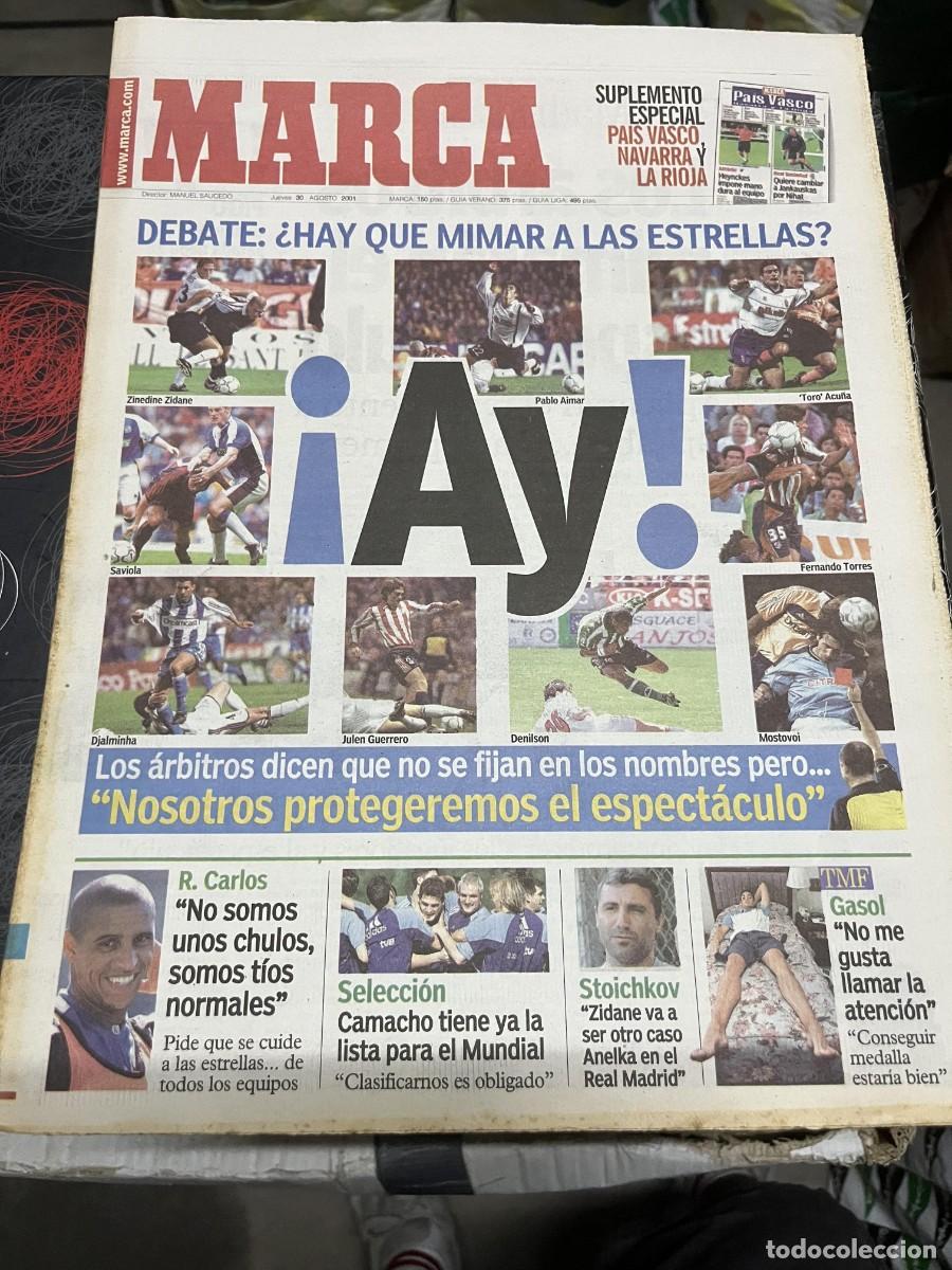 Coleccionismo deportivo: MARCA (30-8-2001) MIMAR A LAS ESTRELLAS DE LA LIGA ARBITROS ROBERTO CARLOS STOICHKOV PAU GASOL