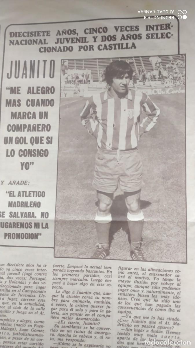 Coleccionismo deportivo: JUAN GOMEZ JUANITO REAL MADRID CON CAMISETA ATLETICO DE MADRID PERIODICO AS