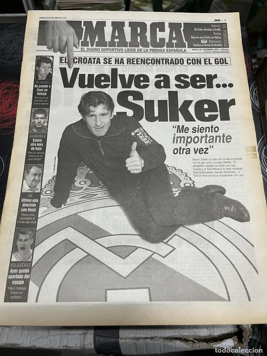 Coleccionismo deportivo: MARCA (23-12-1997) SUKER REAL MADRID HEYNCKES GUARDIOLA VAN GAAL RANIERI ENTRENADORES