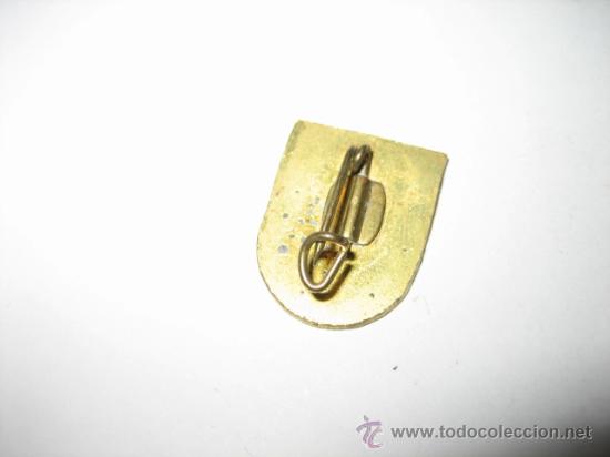 Coleccionismo deportivo: ANTIGUO INSIGNIA LA HOYA - Foto 2