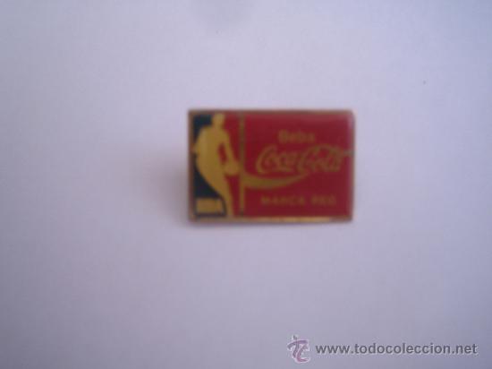 Coleccionismo deportivo: pin original coca cola nba - Foto 1