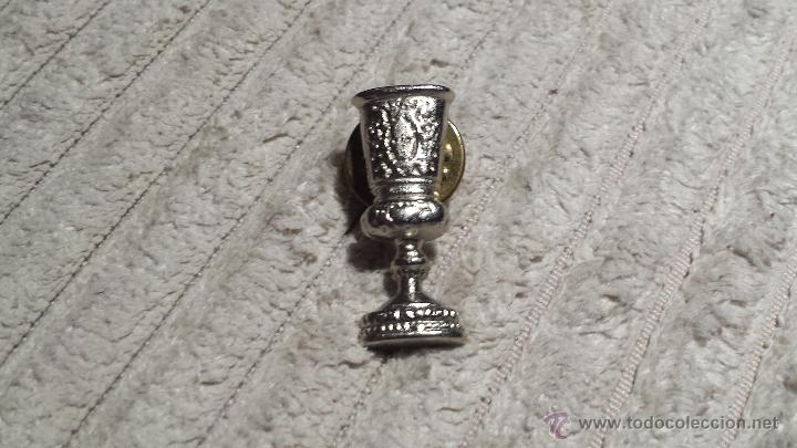 Coleccionismo deportivo: PIN DE UN TROFEO - Foto 1