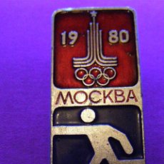Coleccionismo deportivo: ANTIGUA INSIGNIA MEDALLA - XXII JUEGOS OLÍMPICOS - OLIMPIADAS MOSCÚ 1980 - FUTBOL -