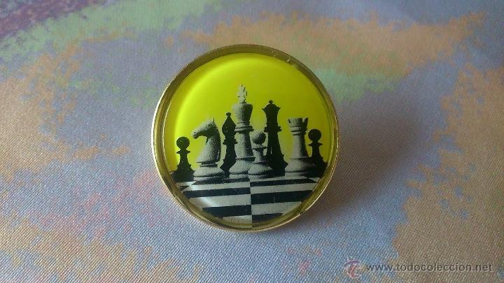 Coleccionismo deportivo: Chess. Pin circular de ajedrez. Amarillo - Foto 1