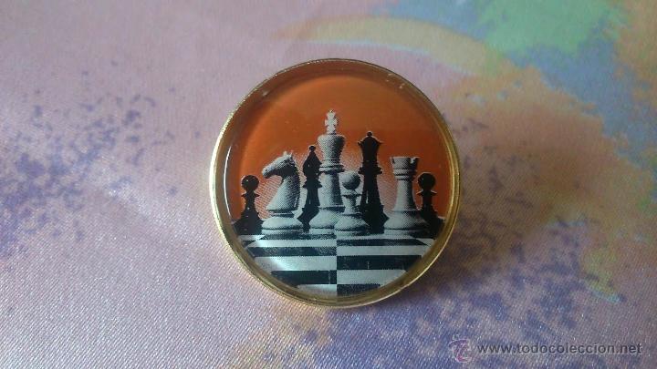 Coleccionismo deportivo: Chess. Pin circular de ajedrez. Bronce - Foto 1