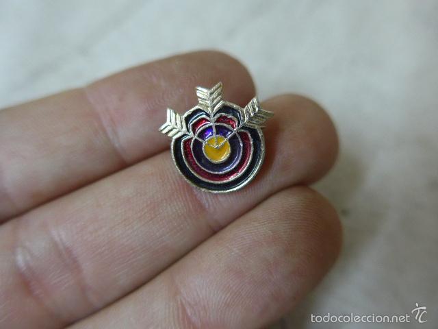 Coleccionismo deportivo: Antigua insignia de arco de flechas - Foto 1