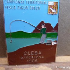 Coleccionismo deportivo: INSIGNIA CAMPIONAT TERRITORIAL PESCA AIGUA DOLCA -OLESA BARCELONA 1986