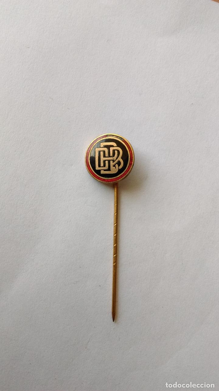 Coleccionismo deportivo: ANTIGUO PIN DE AGUJA LARGA DBB ? - Foto 1