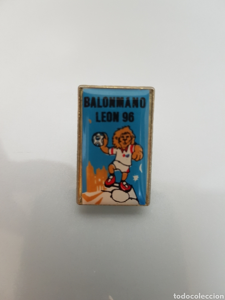 Coleccionismo deportivo: PIN BALONMANO LE&Oacute;N 96 - Foto 1