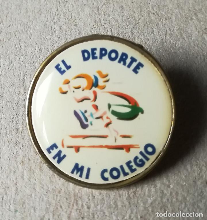 Coleccionismo deportivo: PIN EL DEPORTE EN MI COLEGIO - Foto 1
