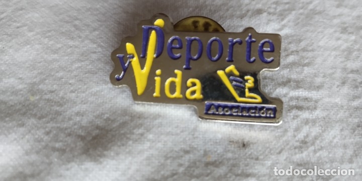 Coleccionismo deportivo: Pin asociaci&oacute;n deporte y vida - Foto 1