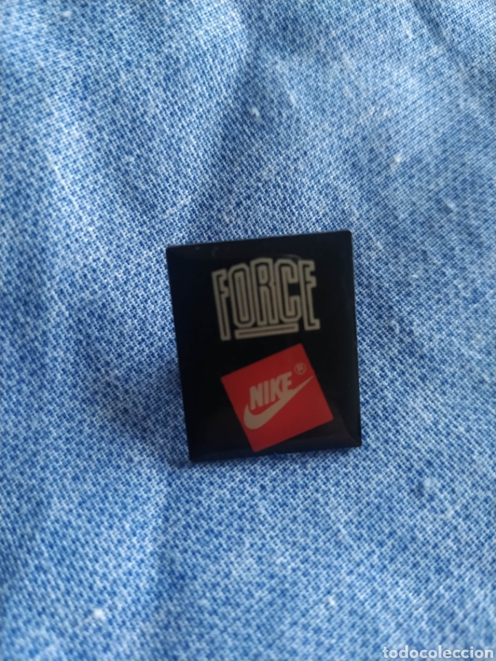 Coleccionismo deportivo: Badge Pin Nike Force - Foto 1