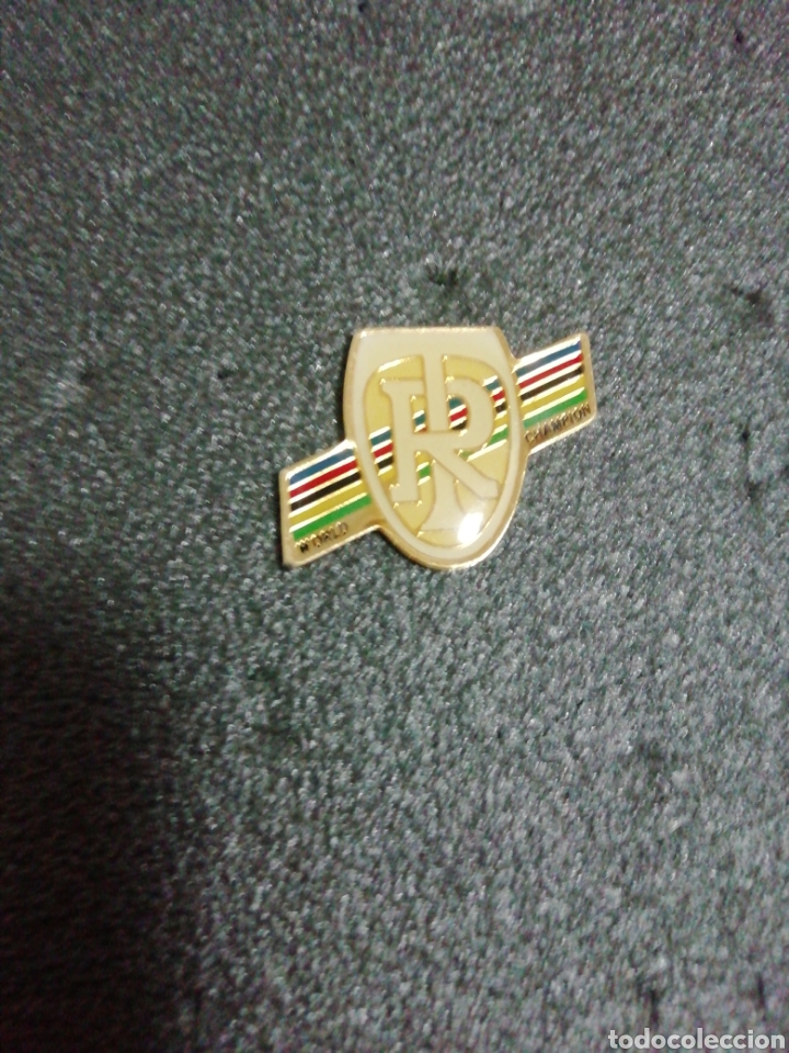 Coleccionismo deportivo: Pin WORLD CHAMPION - Foto 1