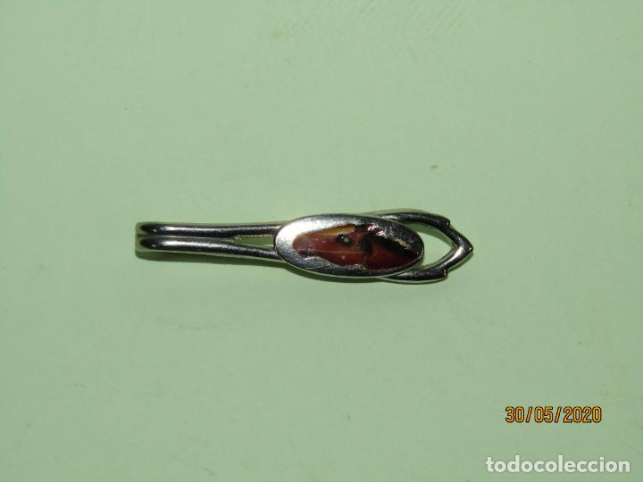 Sammelleidenschaft Sport: Antiguo Sujetacorbatas Clip con Caballo Equitaci&oacute;n Ecuestre en Metal y Esmalte