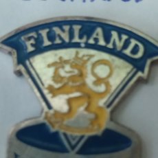 Coleccionismo deportivo: PINS DE HOCKEY. FEDERACION FINLANDESA DE HOCKEY. Lote 246491130