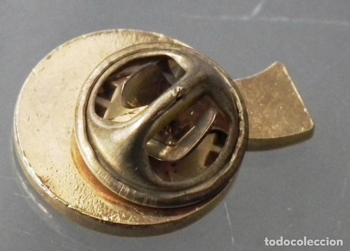 Coleccionismo deportivo: PIN INVICTA CLUB - Foto 2